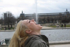 Пиене от парижки фонтан