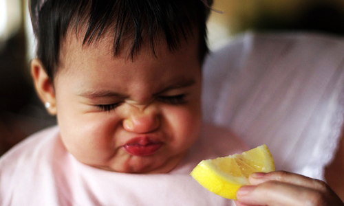 Бебета ядат лимон за първи път